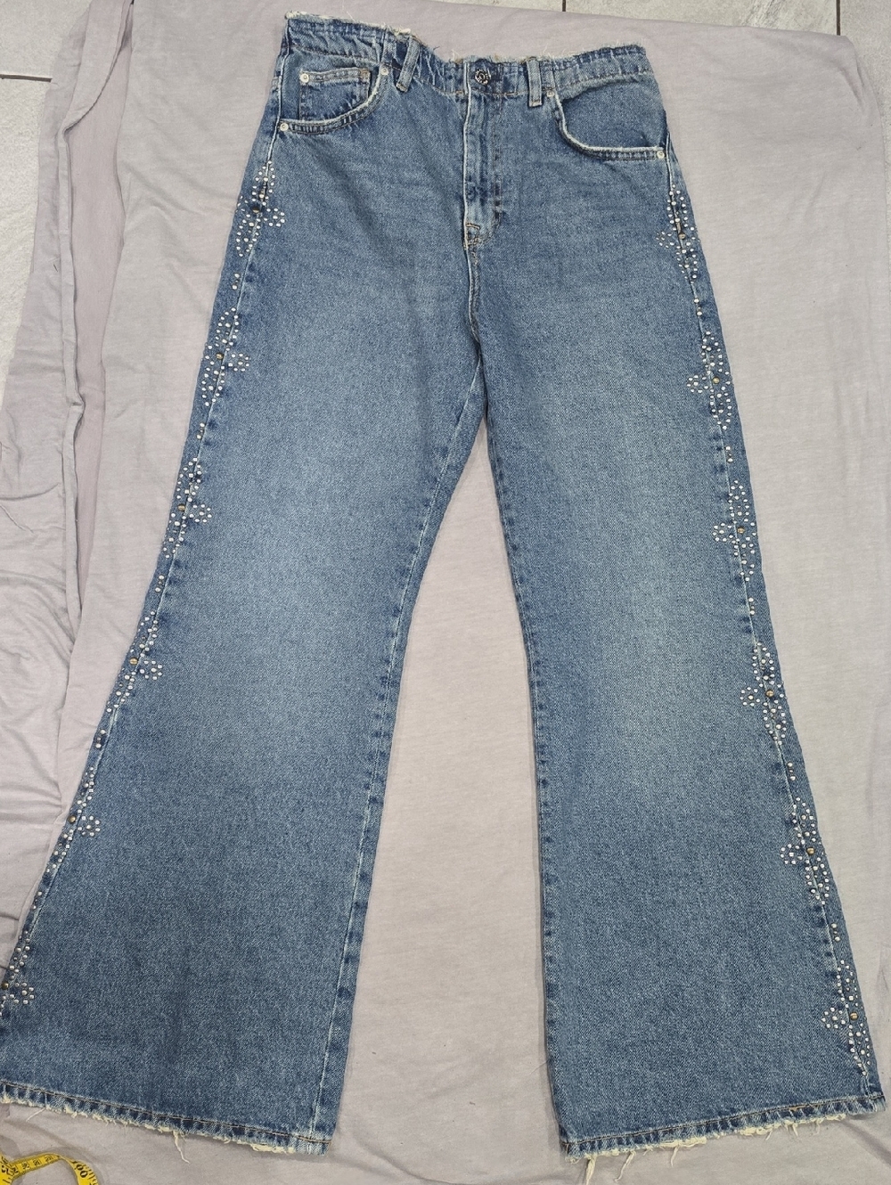 BDG Light Blue Wide-Leg Jeans with Side Stud Detail ( Small hole at the back )
